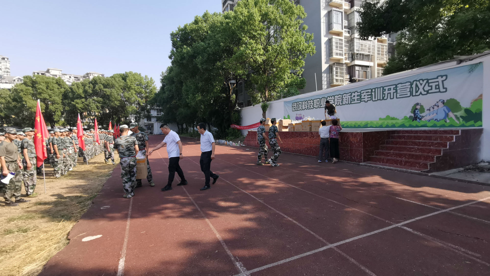 “浓情中秋，爱满校园”永利官网为军训新生发放月饼